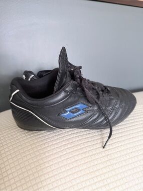 ✨5/$25✨OTTO Kids Black cleats with Blue Logo Accent size 2 & soccer socks XS